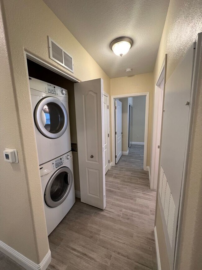 Building Photo - Gorgeous 3 Bedroom, 2 Bath in Silverado Ranch