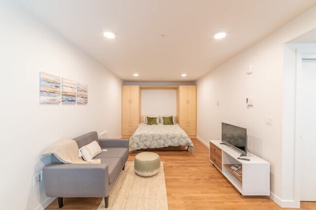 Primary Photo - 750 11th Ave E