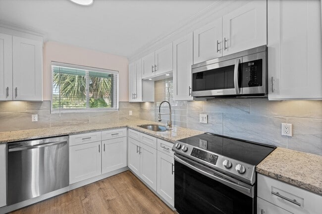 Building Photo - 421 S Lakeside Dr