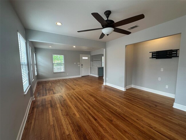 Building Photo - 5513 Avenue F