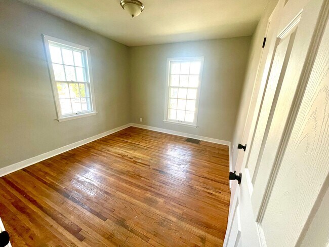 Building Photo - Charming 4bd. Tons of storage and 2 car garage!