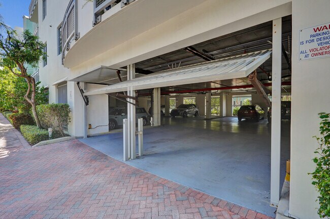 Building Photo - 365 SE 6th Ave