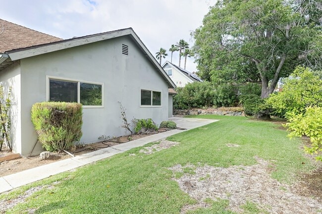 Building Photo - San Carlos West 2story with Canyon Views 5...