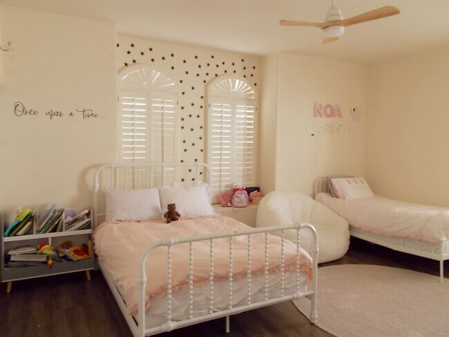 Building Photo - Stunning Fully Remodeled Luxury Home in Peccole Ranch