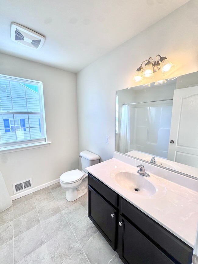 Building Photo - THREE BEDROOM TOWNHOME- PARKLAND SCHOOLS!