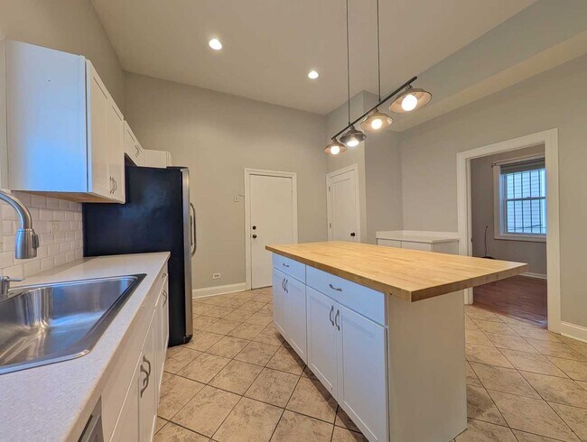 Building Photo - 1825 N Kedzie Ave