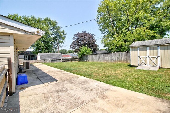 Building Photo - 285 Pinoak Dr