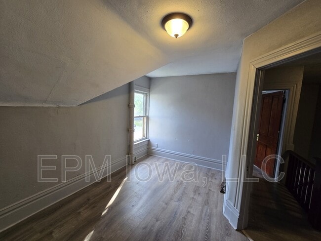 Building Photo - 908 W 3rd St