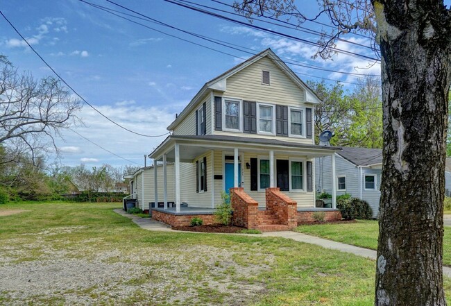 Primary Photo - 5 Bedroom Single Family Home in Hampton