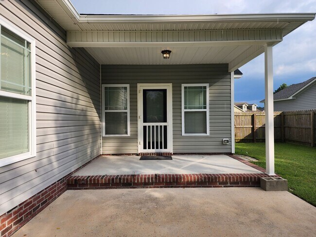 Building Photo - 3 Bedroom home with an upstair bonus room ...