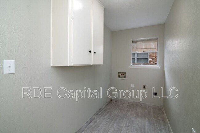 Building Photo - 4609 Biscayne Dr