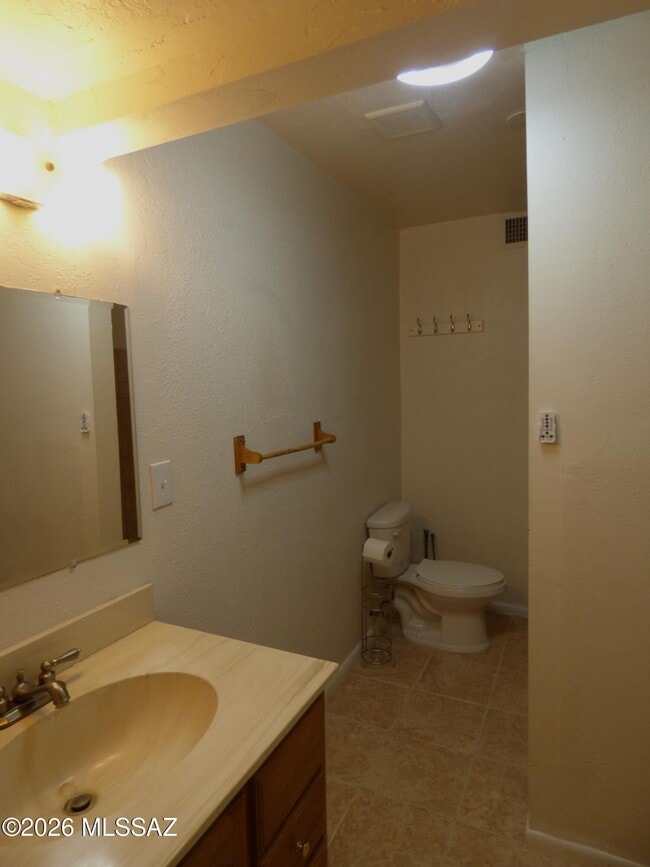 Building Photo - 1029 E Irwin Pl
