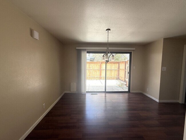 Building Photo - Adorable townhome in the desirable Woodside-Sparks community!