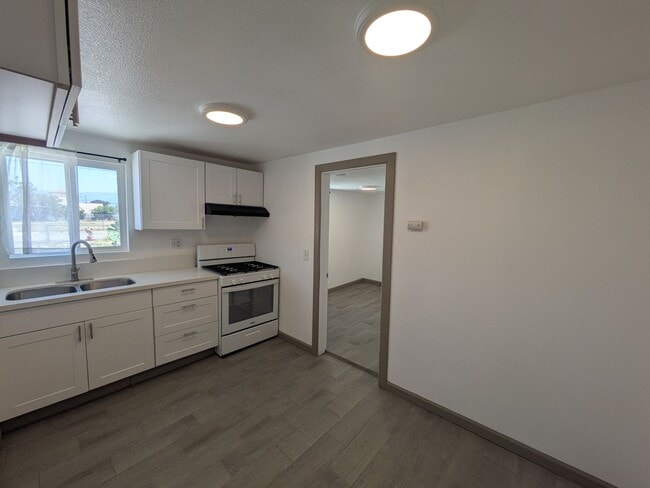 Building Photo - Cozy 1-Bed Home – Fenced Yard, Washer Hook...