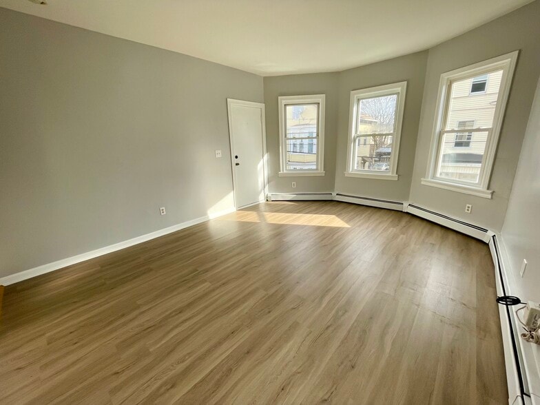 Building Photo - 48 Pekin St