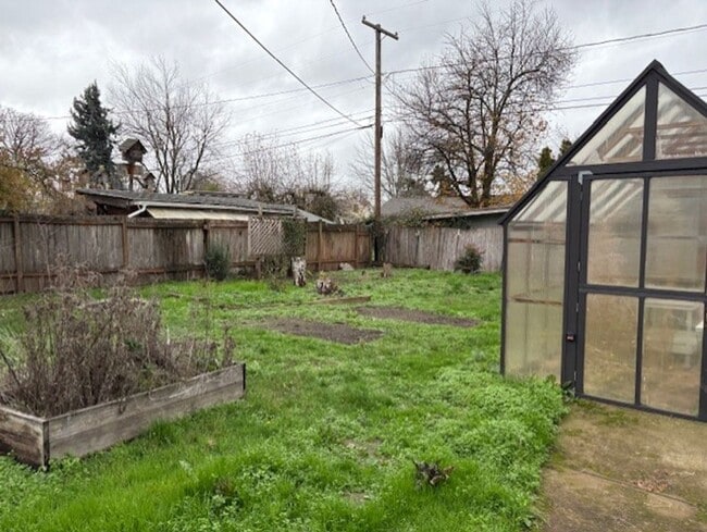 Building Photo - Charming home with large bedrooms