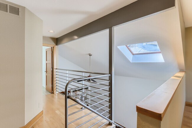 Building Photo - MODERN 2 BED/1.5 BATH IN HEART OF BOULDER!