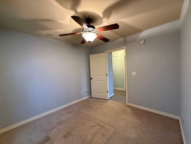 Building Photo - Now Pre-leasing for Mid-April