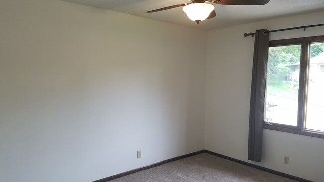 Building Photo - Split level with huge yard