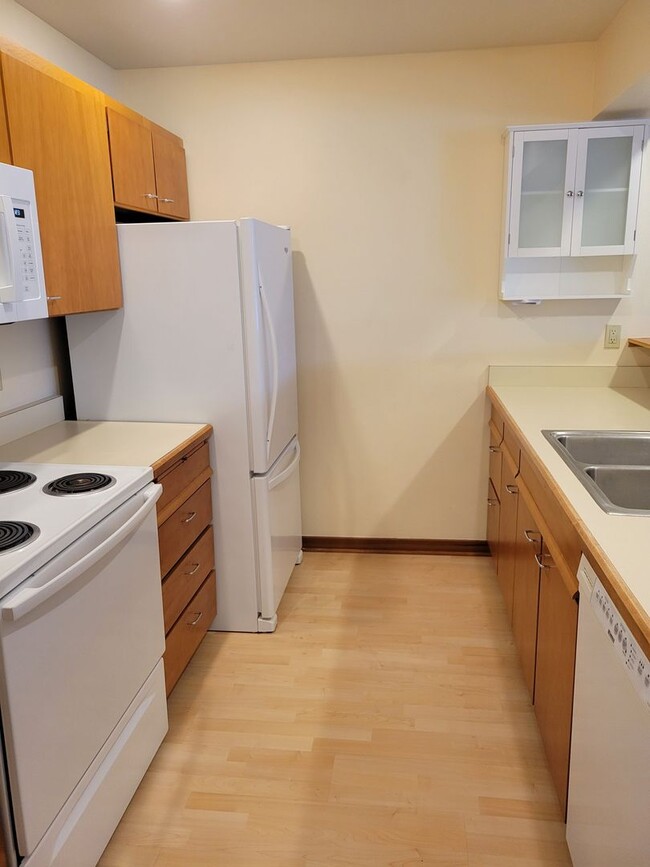 Building Photo - 2BD Condo Located in Charming Neighborhood...