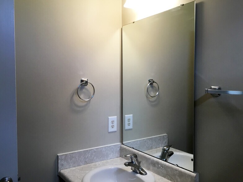 Building Photo - 615 Upwey Ct