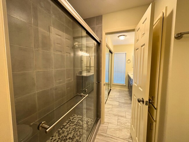 Building Photo - Move-In Special. ½ off the first full month's rent with a 12-month lease.