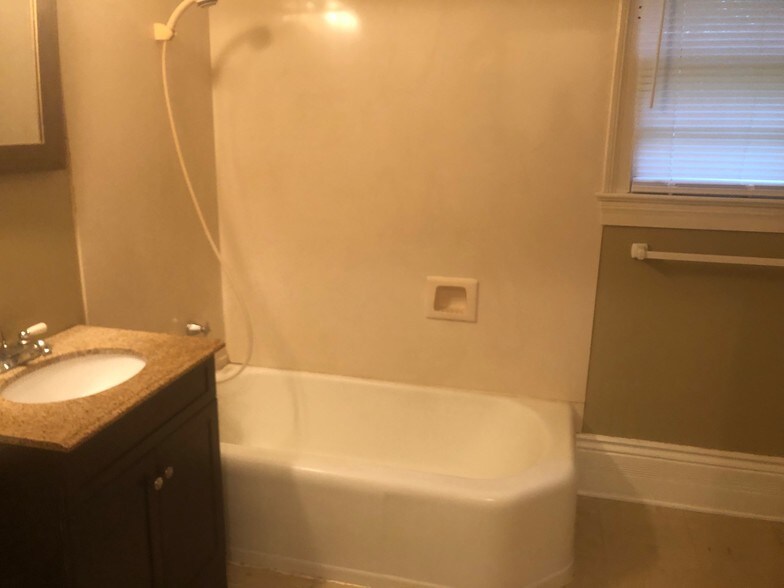 Building Photo - 704 E Thomas St