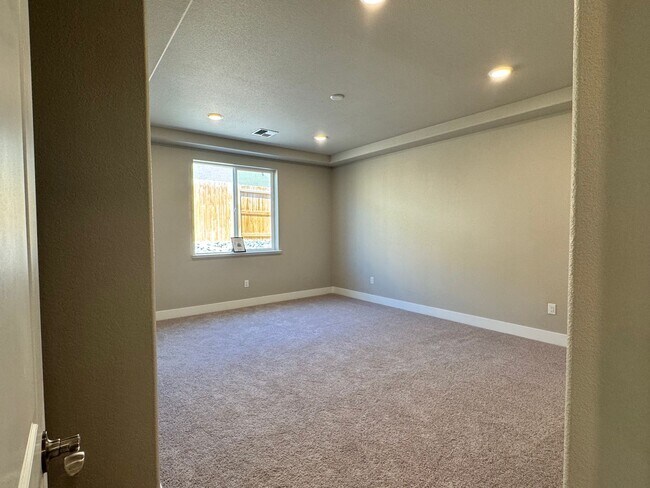 Building Photo - 4 BED | 2.5 BATH | SINGLE-STORY