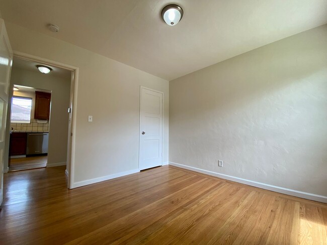 Building Photo - Renovated Single-Family Home on the Penins...
