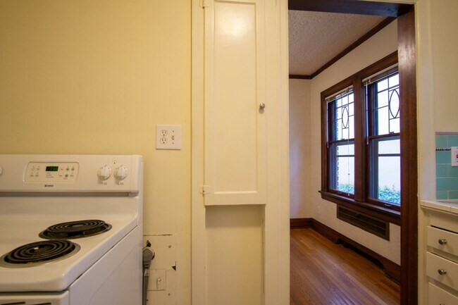 Building Photo - LOOK & LEASE! Stunning 1930s Townhouse in ...