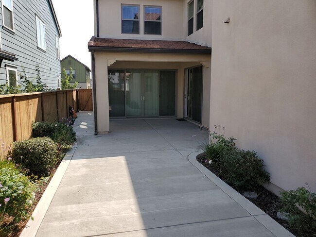 Building Photo - 4 Bedroom 4 Bath Home in The Farm Tract Lo...