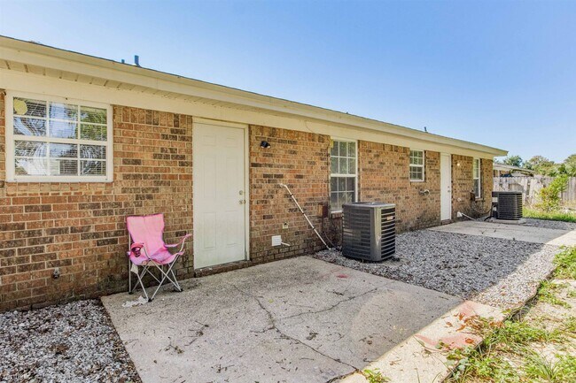 Building Photo - 2 br, 1 bath Triplex - 3410 Green Briar Ci...