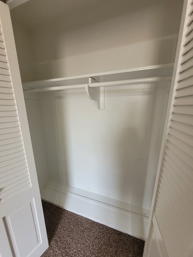Building Photo - 4 bed 1.5 bath move in ready