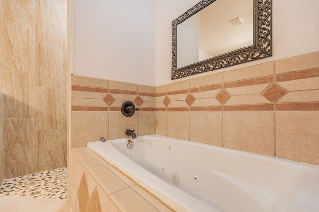 Building Photo - 3 bed 2 bath beautiful home!
