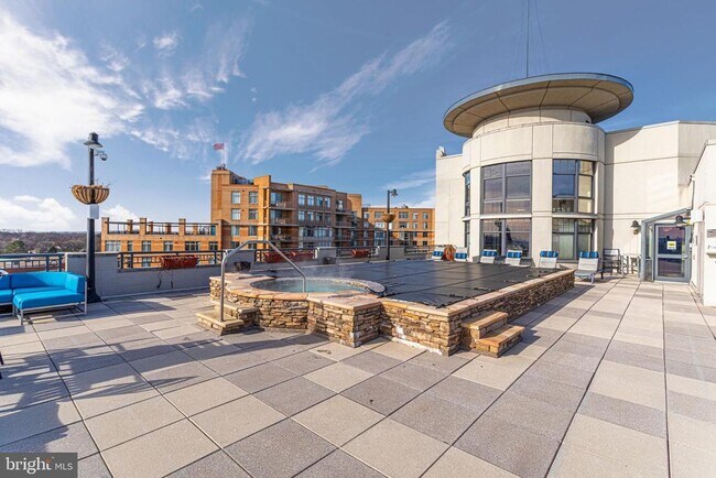 Building Photo - 1021 N Garfield St