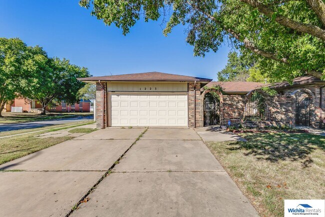 Building Photo - 3 bedroom 2 bath duplex - SE Wichita