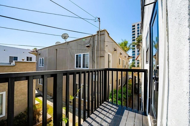 Building Photo - 10 Esperanza Ave