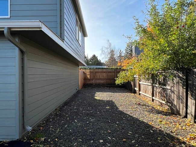 Building Photo - 3Bd/2Ba Two Story House - Available Now!