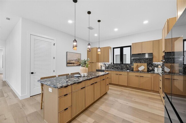 Building Photo - 2335 Oak Terrace