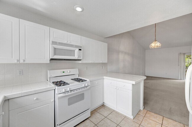 Building Photo - Great 2 bedroom 2 bathroom condo in gated community in Summerlin!