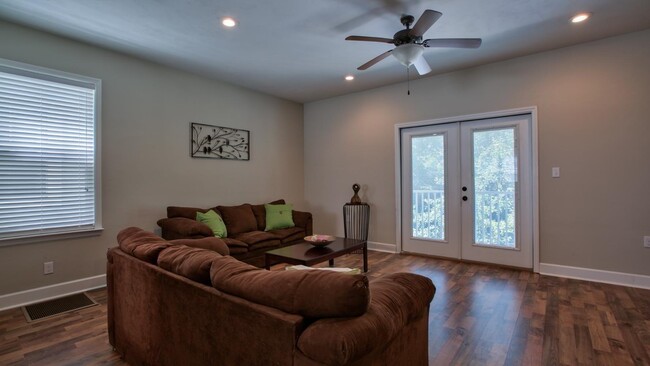 Building Photo - 1864 Belle Vue Way