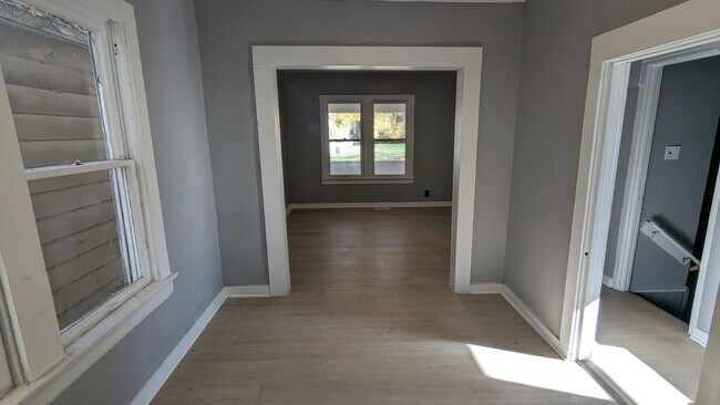 Building Photo - Welcome to your charming home located in the vibrant city of Akron