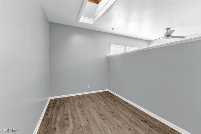 Building Photo - 1041 W 10th St