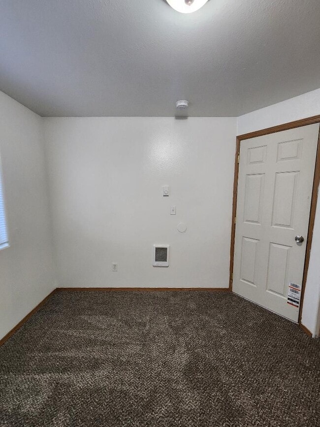 Building Photo - 3 Bdrm/2 Bath Single Level