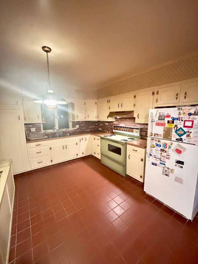 Building Photo - 627 4th St