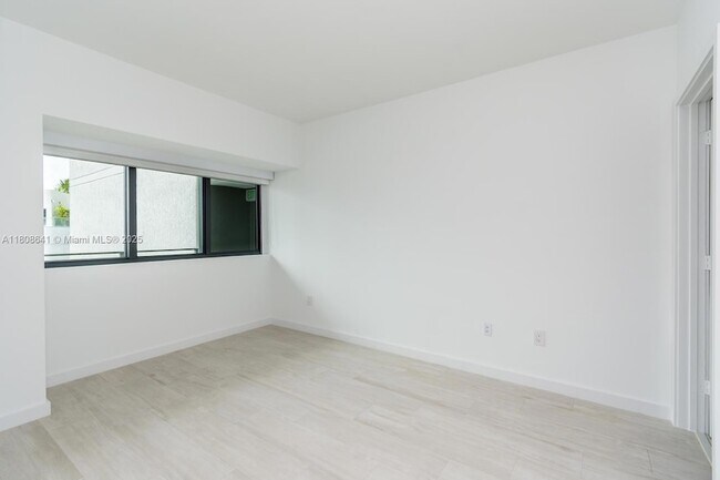 Building Photo - 650 NE 32nd St