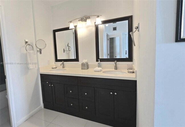Building Photo - 3731 N Country Club Dr