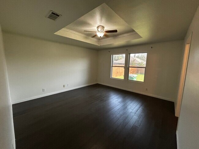 Building Photo - 4-Bedroom, 2-Bath Home in Carriage Hills N...