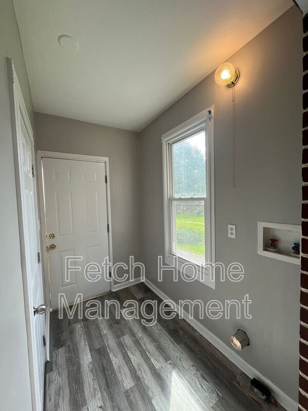 Building Photo - 23 S Custer Ave