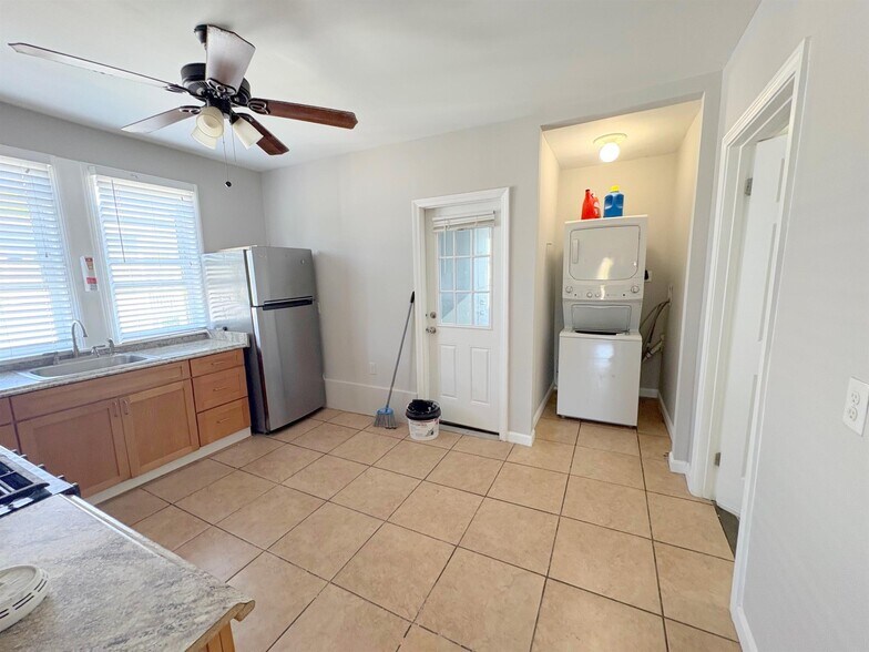 Building Photo - 196 Sherman St